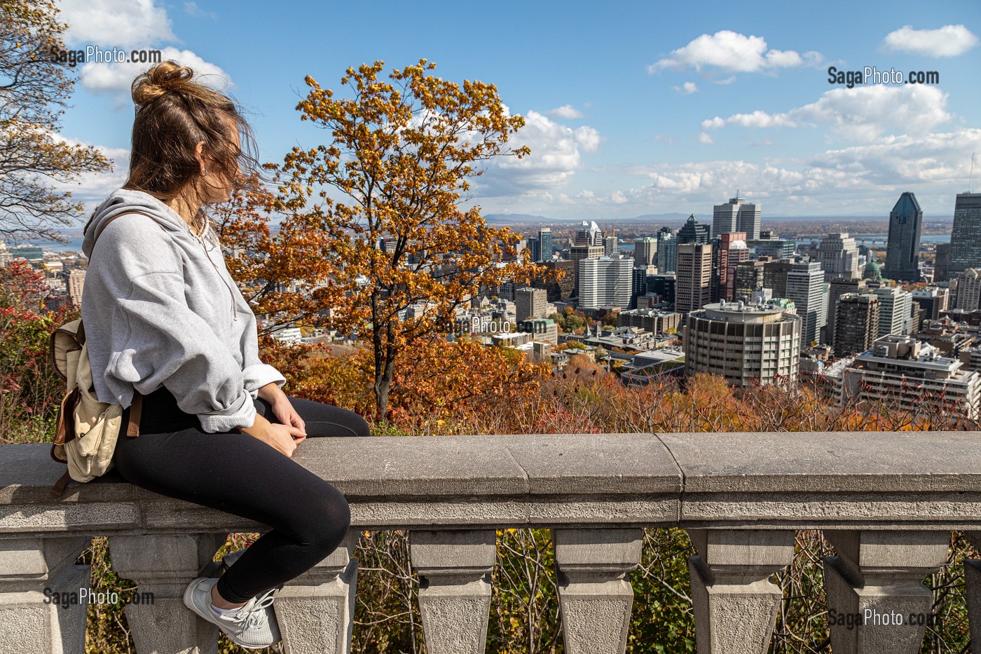 TOURISTES EN BALADE AU BELVEDERE KONDIARONK ET COULEURS D'AUTOMNE, OBSERVATOIRE DU MONT-ROYAL AVEC VUE SUR DE QUARTIER DES AFFAIRES, VILLE DE MONTREAL, QUEBEC, CANADA 