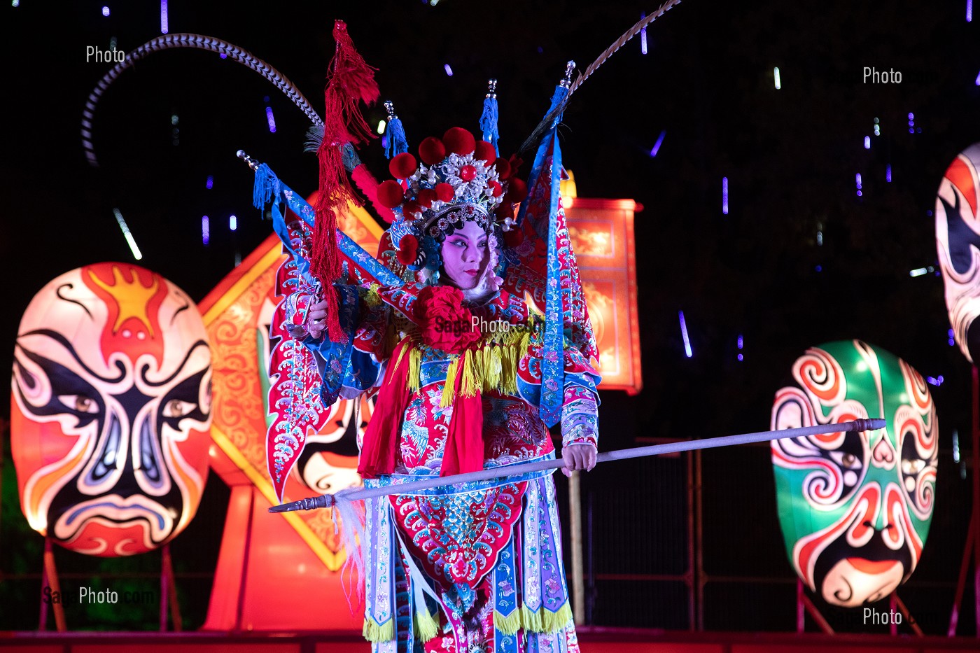 DANSEUSE CHINOISE EN COSTUME TRADITIONNEL, FEUX FOLLETS, LUMIERE SUR LA CHINE, PARC JEAN DRAPEAU, ILE SAINTE-HELENE, MONTREAL, QUEBEC, CANADA 