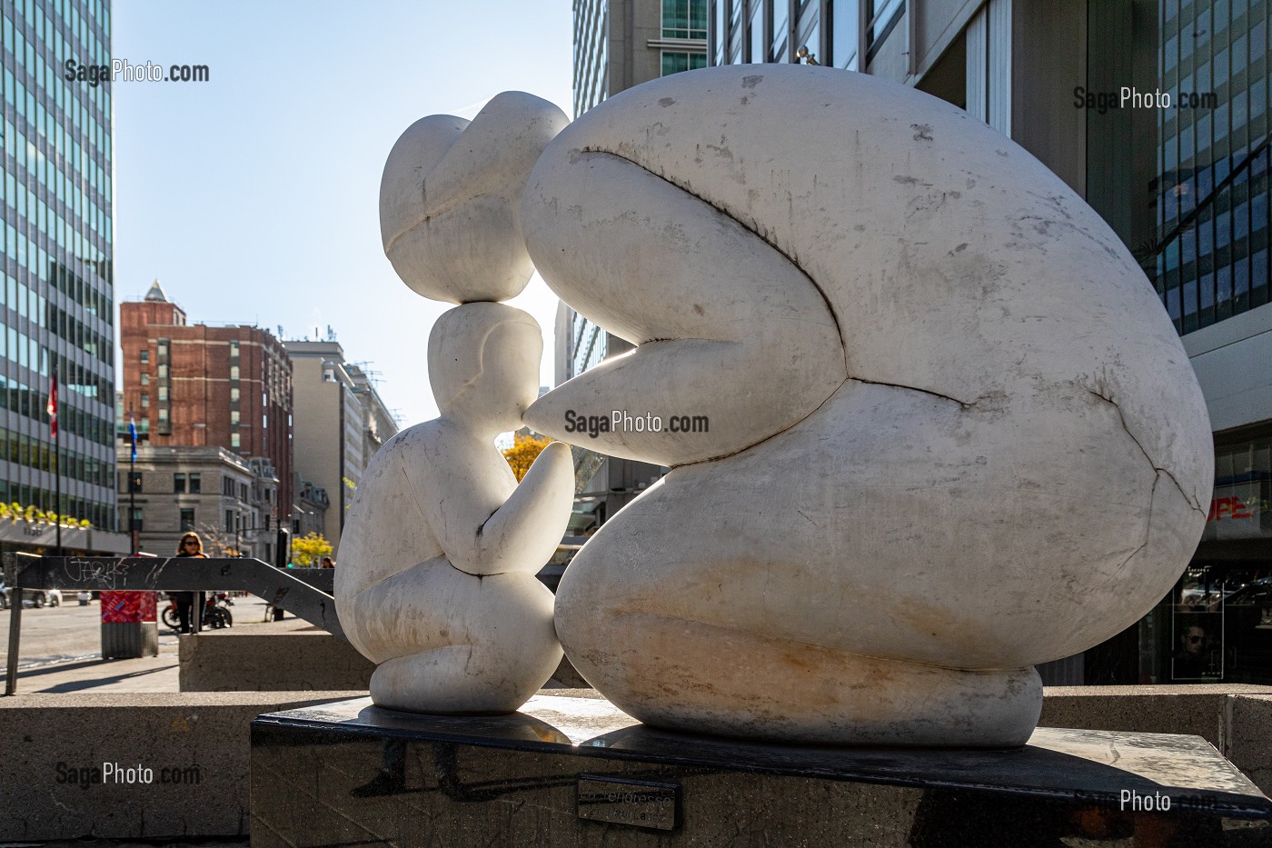 SCULPTURE 'LA TENDRESSE' DE PAUL LANCZ PRES DU MUSEE DES BEAUX-ARTS, RUE SHERBROOKE, MONTREAL, QUEBEC, CANADA 