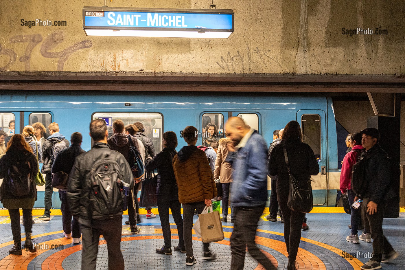 VOYAGEURS A LA STATION DE METRO SAINT-MICHEL, MONTREAL, QUEBEC, CANADA 