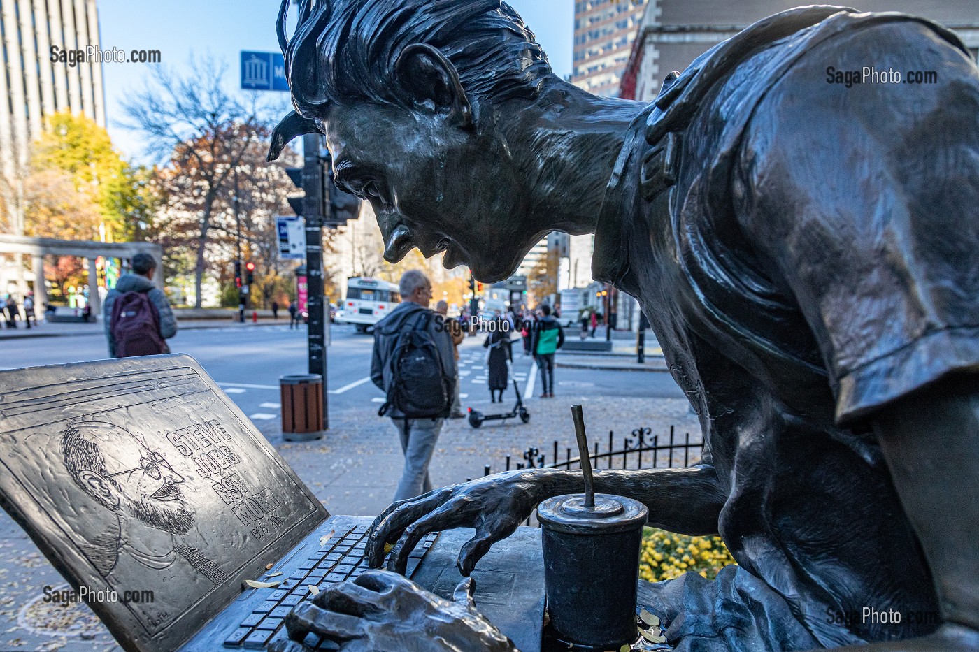 'STEVE JOBS EST MORT', LA LECON, ARTISTE CEDRIC LOTH, ATELIER DU BRONZE 2012, RUE SHERBROOKE, MONTREAL, QUEBEC, CANADA 