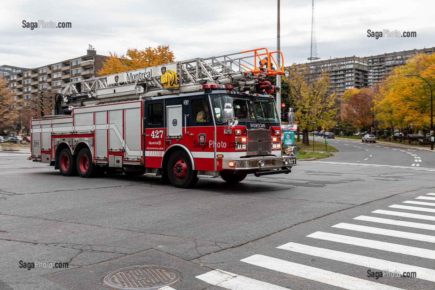 CAMION DE POMPIERS EN INTERVENTION, QUARTIER COTE DES NEIGES, MONTREAL, QUEBEC, CANADA 