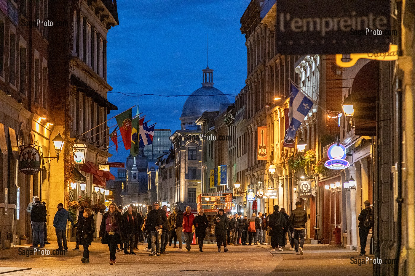 RUE COMMERCANTE DE SAINT-PAUL EST A LA TOMBEE DE LA NUIT, DOME DU MARCHE BON SECOURS, MONTREAL, QUEBEC, CANADA 