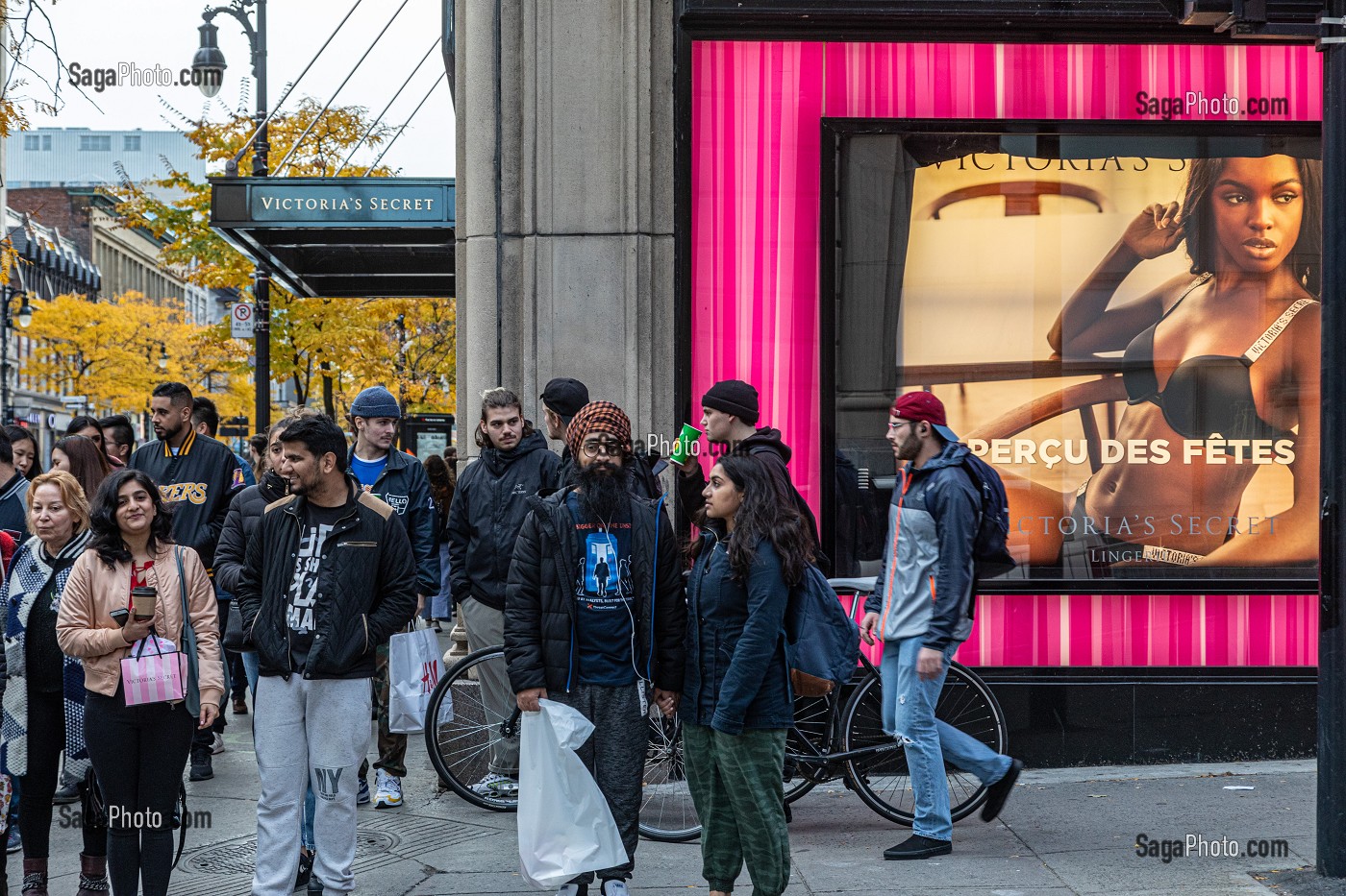 FOULE DANS LA RUE COMMERCANTE DE SAINTE-CATHERINE DEVANT LE MAGASIN VICTORIA'S SECRET, MONTREAL, QUEBEC, CANADA 