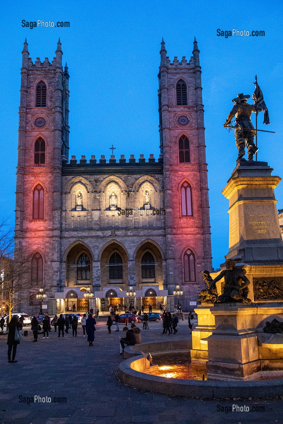 MONUMENT A LA MEMOIRE DE PAUL DE CHOMEDEY, SIEUR DE MAISONNEUVE, DEVANT LA BASILIQUE NOTRE-DAME DE MONTREAL, PLACE D'ARMES, MONTREAL, QUEBEC, CANADA 