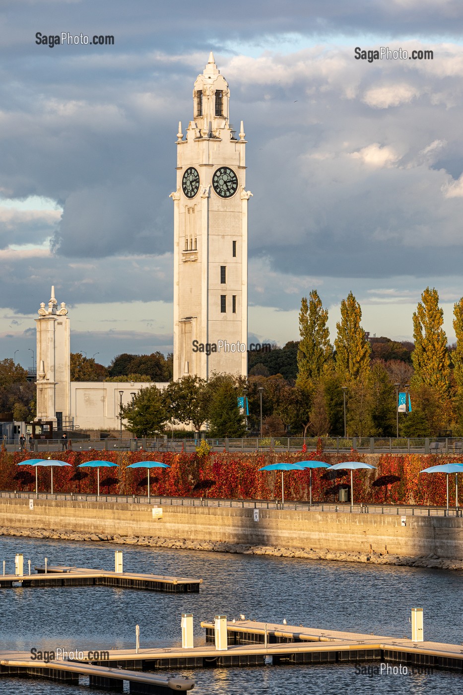 BASSIN ET TOUR DE L'HORLOGE, FLEUVE SAINT-LAURENT, VILLE DE MONTREAL, QUEBEC, CANADA 