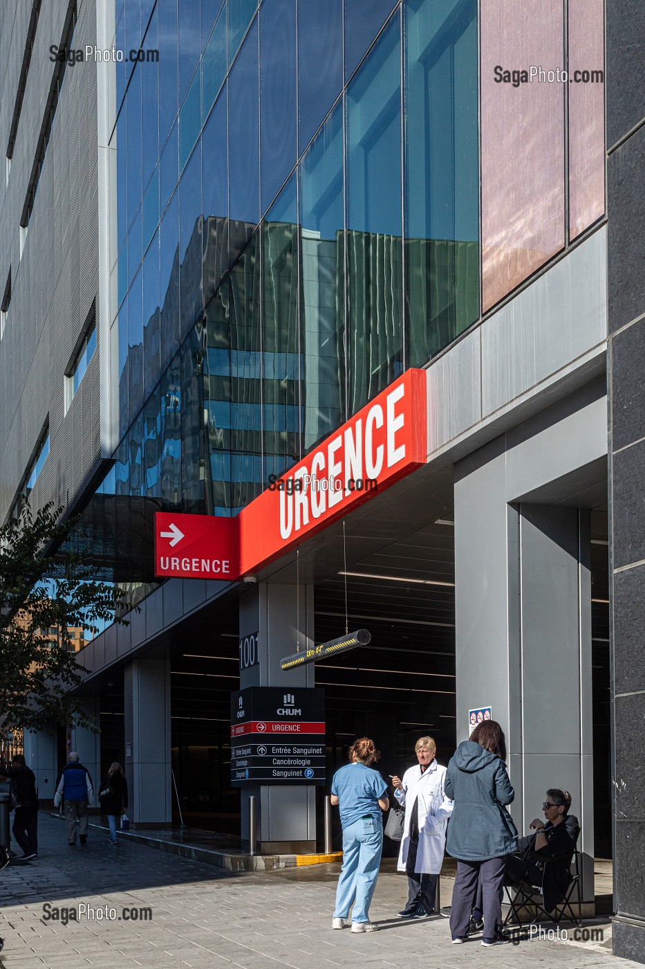 AMBIANCE DE RUE DEVANT L'ENTREE DU SERVICE DES URGENCES, CHUM (CENTRE HOSPITALIER UNIVERSITAIRE), RUE VIGER, MONTREAL, QUEBEC, CANADA 