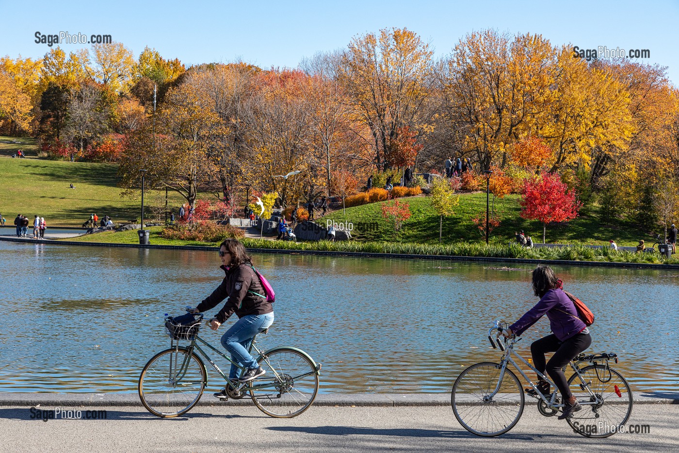 BALADE A VELO AUTOUR DU LAC AUX CASTORS, PARC DU MONT-ROYAL AUX COULEURS D'AUTOMNE, MONTREAL, QUEBEC, CANADA 