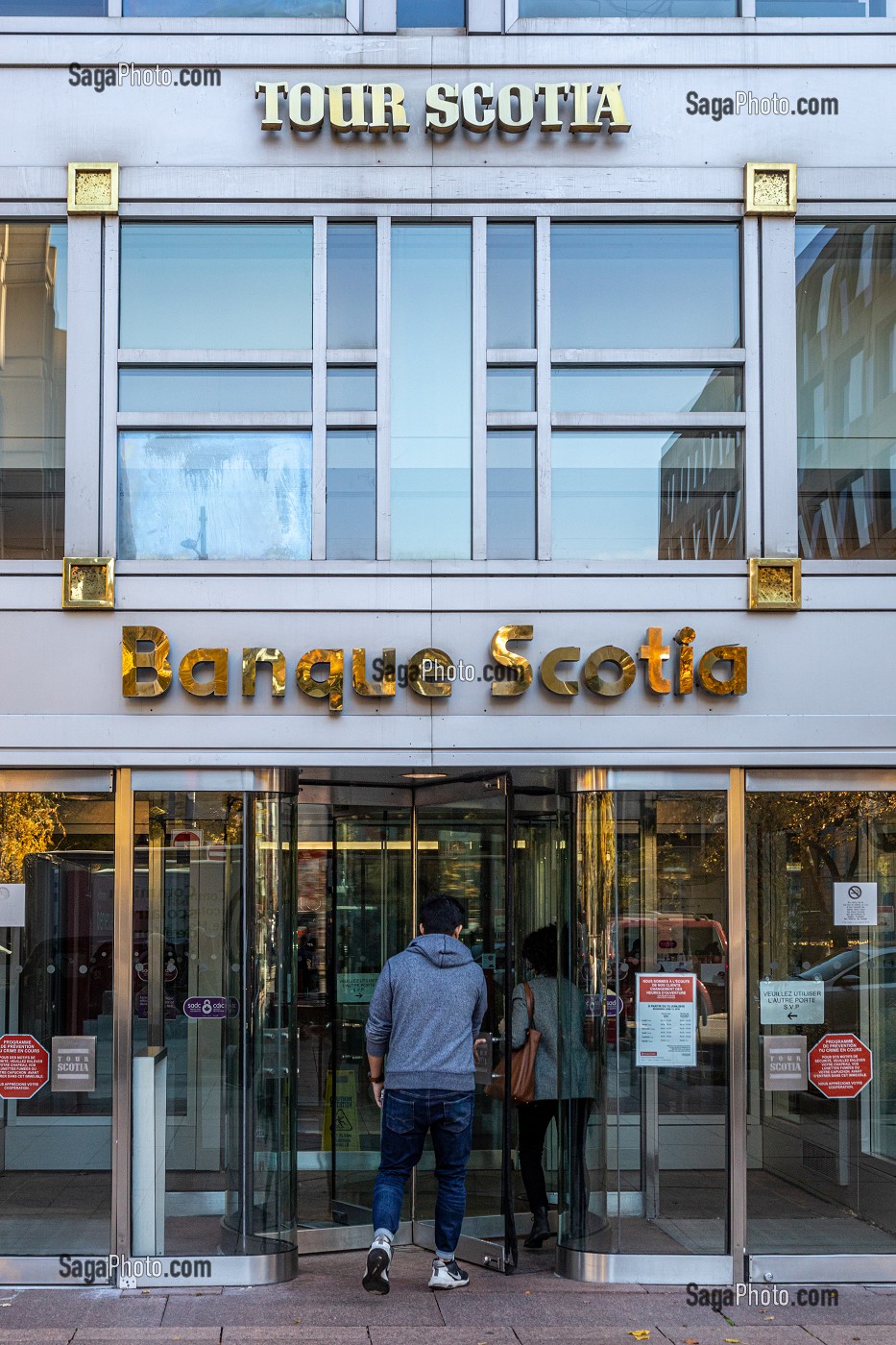 ENTREE DE LA BANQUE SCOTIA DANS LA TOUR, RUE SHERBROOKE, MONTREAL, QUEBEC, CANADA 