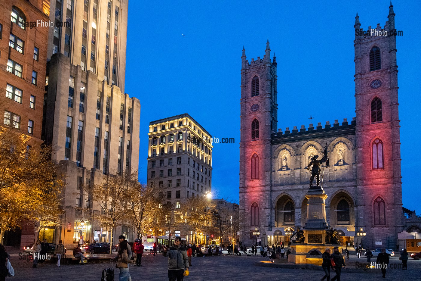 BASILIQUE NOTRE-DAME DE MONTREAL ECLAIREE A LA TOMBEE DE LA NUIT, EDIFICE ALDRED, PLACE D'ARMES, MONTREAL, QUEBEC, CANADA 