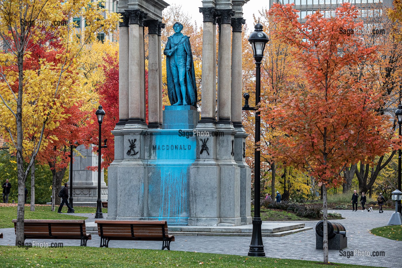 STATUE DE JOHN A. MACDONALD VANDALISEE ET PEINTE EN BLEUE, PARC AUX COULEURS D'AUTOMNE DU SQUARE DORCHESTER, PLACE DU CANADA, MONTREAL, QUEBEC, CANADA 