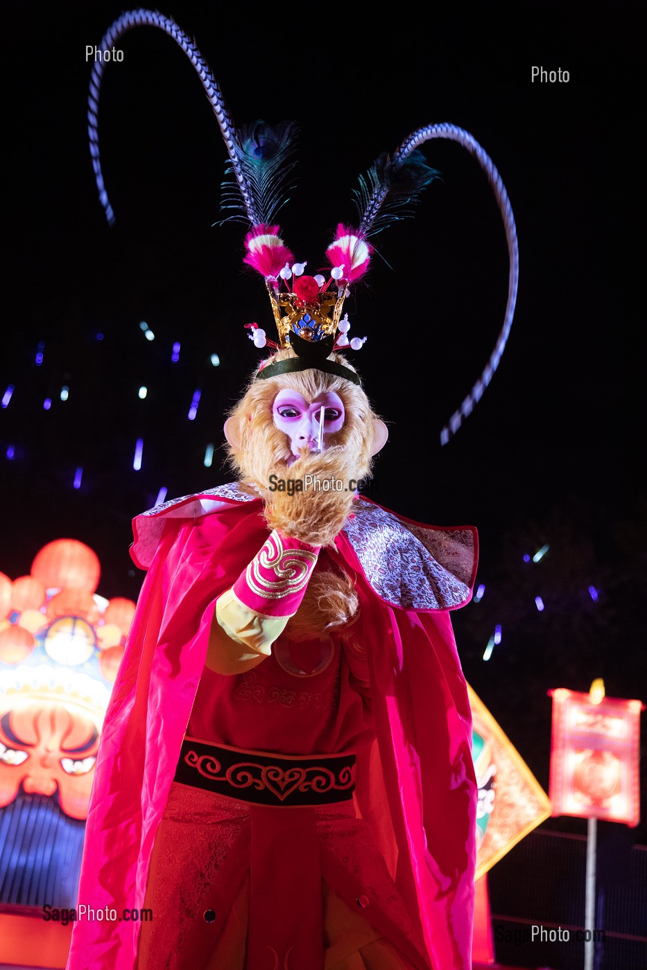 DANSEUR CHINOIS EN COSTUME TRADITIONNEL DE SINGE, FEUX FOLLETS, LUMIERE SUR LA CHINE, PARC JEAN DRAPEAU, ILE SAINTE-HELENE, MONTREAL, QUEBEC, CANADA 