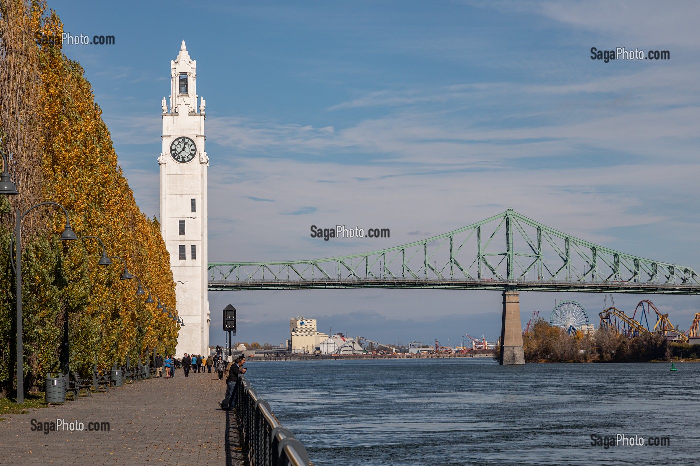 TOUR DE L'HORLOGE ET PONT JACQUES CARTIER SUR LE FLEUVE SAINT-LAURENT, VILLE DE MONTREAL, QUEBEC, CANADA 