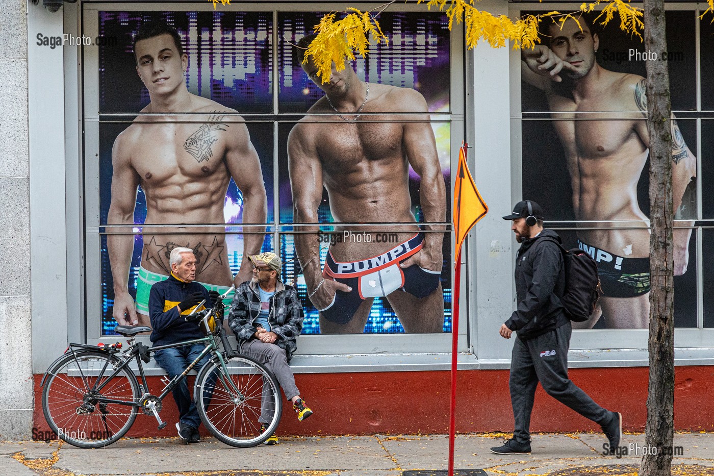 PASSANTS DEVANT UNE BOUTIQUE DU QUARTIER GAY DE LA RUE SAINTE-CATHERINE, MONTREAL, QUEBEC, CANADA 