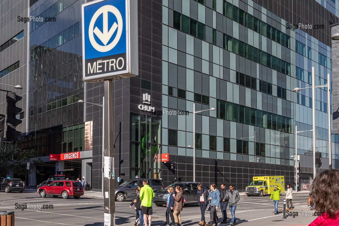 STATION DE METRO CHAMP DE MARS, SERVICE DES URGENCES ET AMBULANCE PARAMEDIC D'URGENCE SANTE, CHUM (CENTRE HOSPITALIER UNIVERSITAIRE), RUE VIGER, MONTREAL, QUEBEC, CANADA 