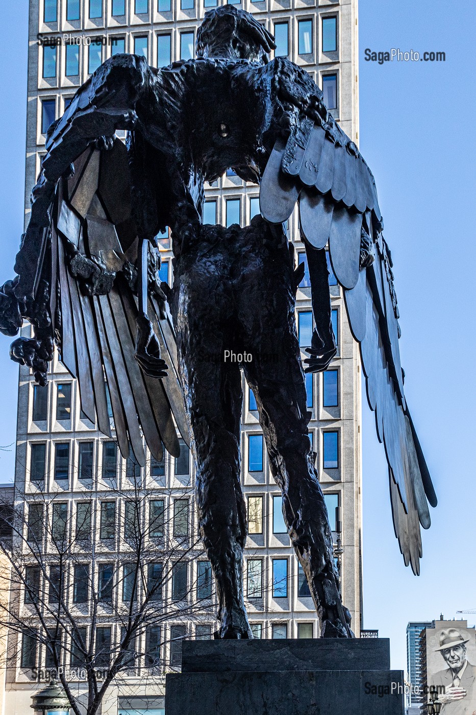 L'OEIL DE DAVID ALTMEJD, BRONZE 2011 DEVANT LA SALLE BOURGIE, MUSEE DES BEAUX-ARTS, RUE SHERBROOKE, MONTREAL, QUEBEC, CANADA 