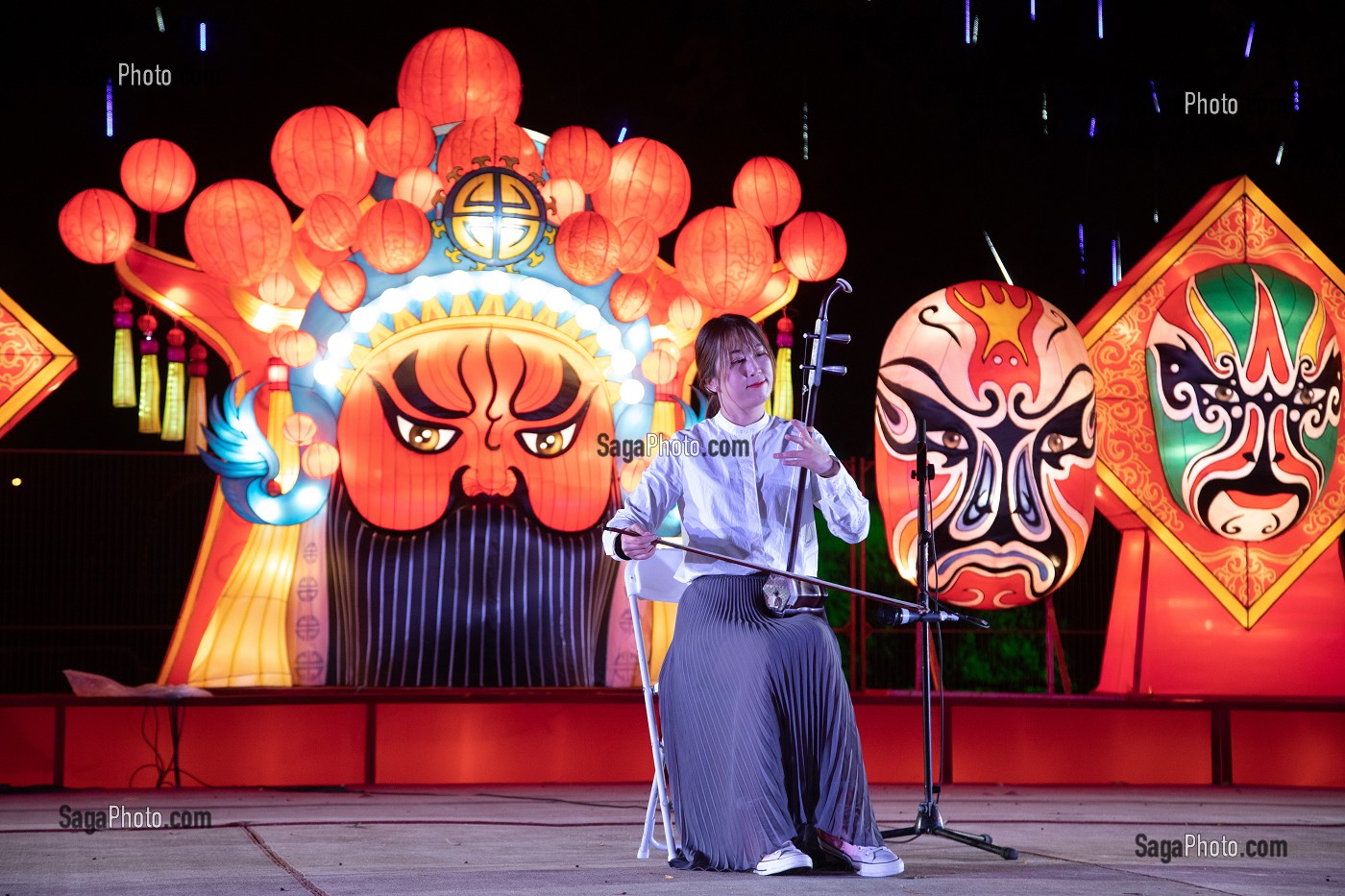 MUSICIENNE AVEC SON INSTRUMENT TRADITIONNELLE, FEUX FOLLETS, LUMIERE SUR LA CHINE, PARC JEAN DRAPEAU, ILE SAINTE-HELENE, MONTREAL, QUEBEC, CANADA 