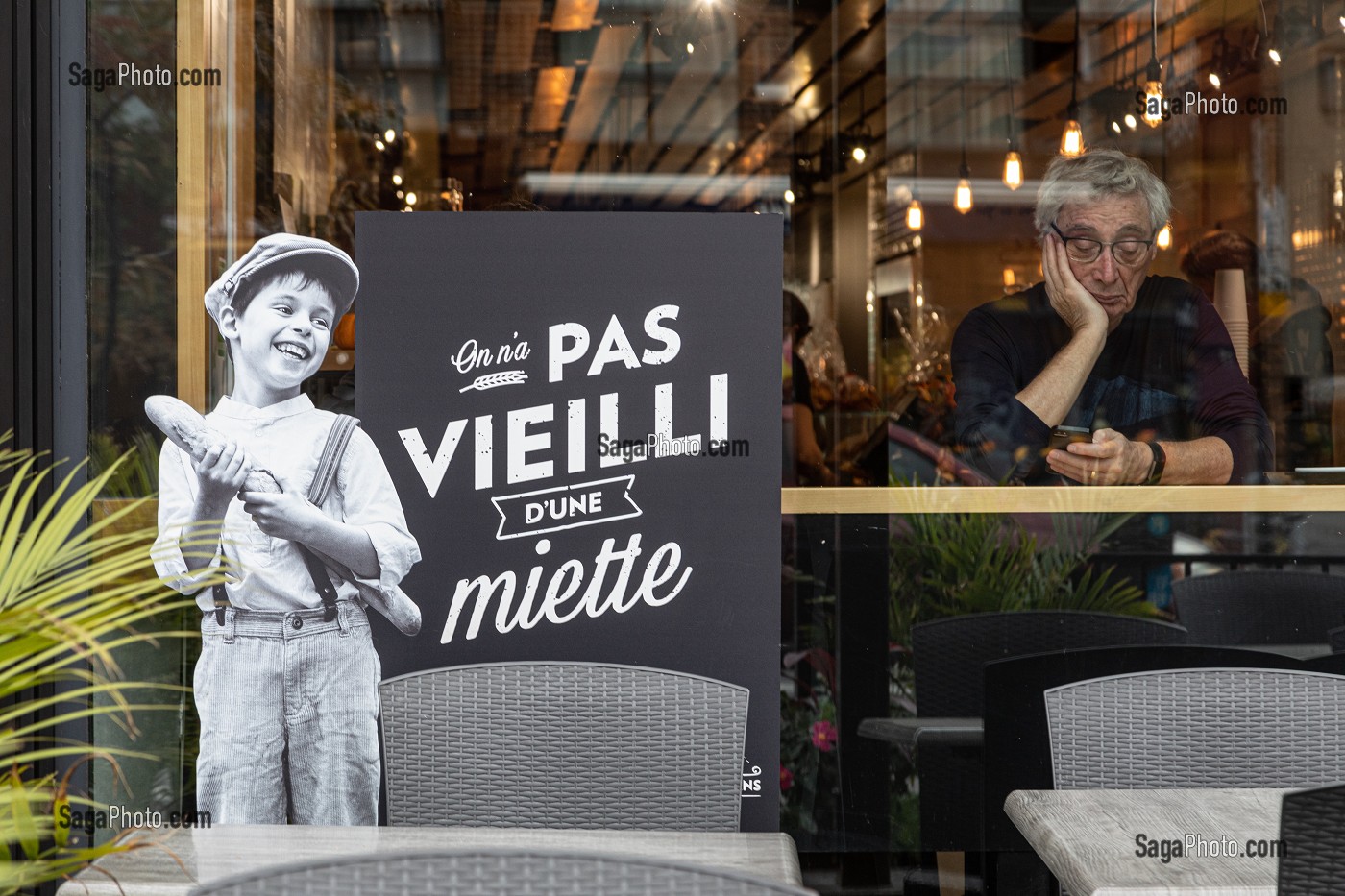 FACADE DE LA BOULANGERIE AU PAIN DORE, ON N’A PAS VIEILLI D'UNE MIETTE, VIEUX MONSIEUR DERRIERE LA VITRINE, CHEMIN DE LA COTE DES NEIGES, MONTREAL, QUEBEC, CANADA 