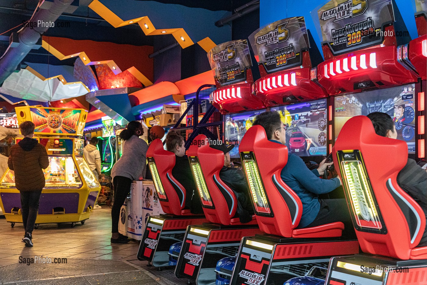 JEUNES DANS UNE SALLE DE JEUX VIDEO, RUE SAINTE-CATHERINE, MONTREAL, QUEBEC, CANADA 
