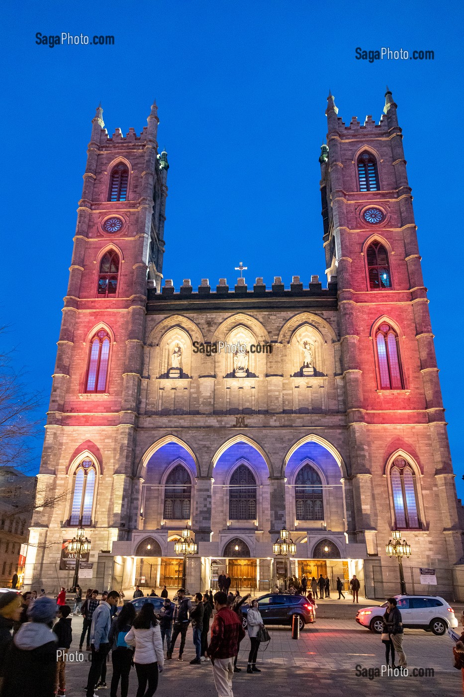 BASILIQUE NOTRE-DAME DE MONTREAL ECLAIREE A LA TOMBEE DE LA NUIT, PLACE D'ARMES, MONTREAL, QUEBEC, CANADA 