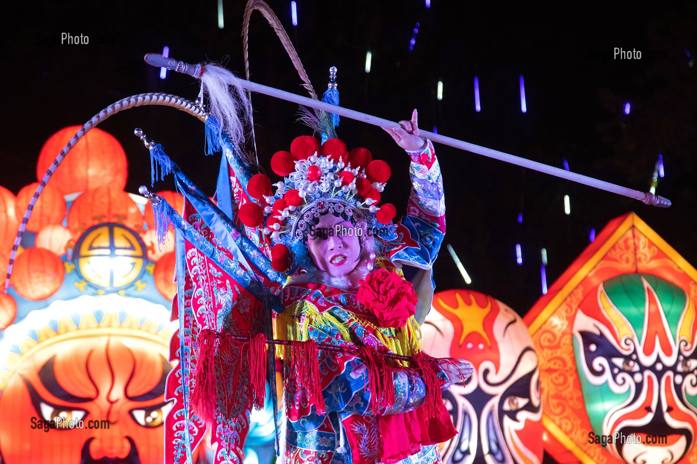 DANSEUSE CHINOISE EN COSTUME TRADITIONNEL, FEUX FOLLETS, LUMIERE SUR LA CHINE, PARC JEAN DRAPEAU, ILE SAINTE-HELENE, MONTREAL, QUEBEC, CANADA 