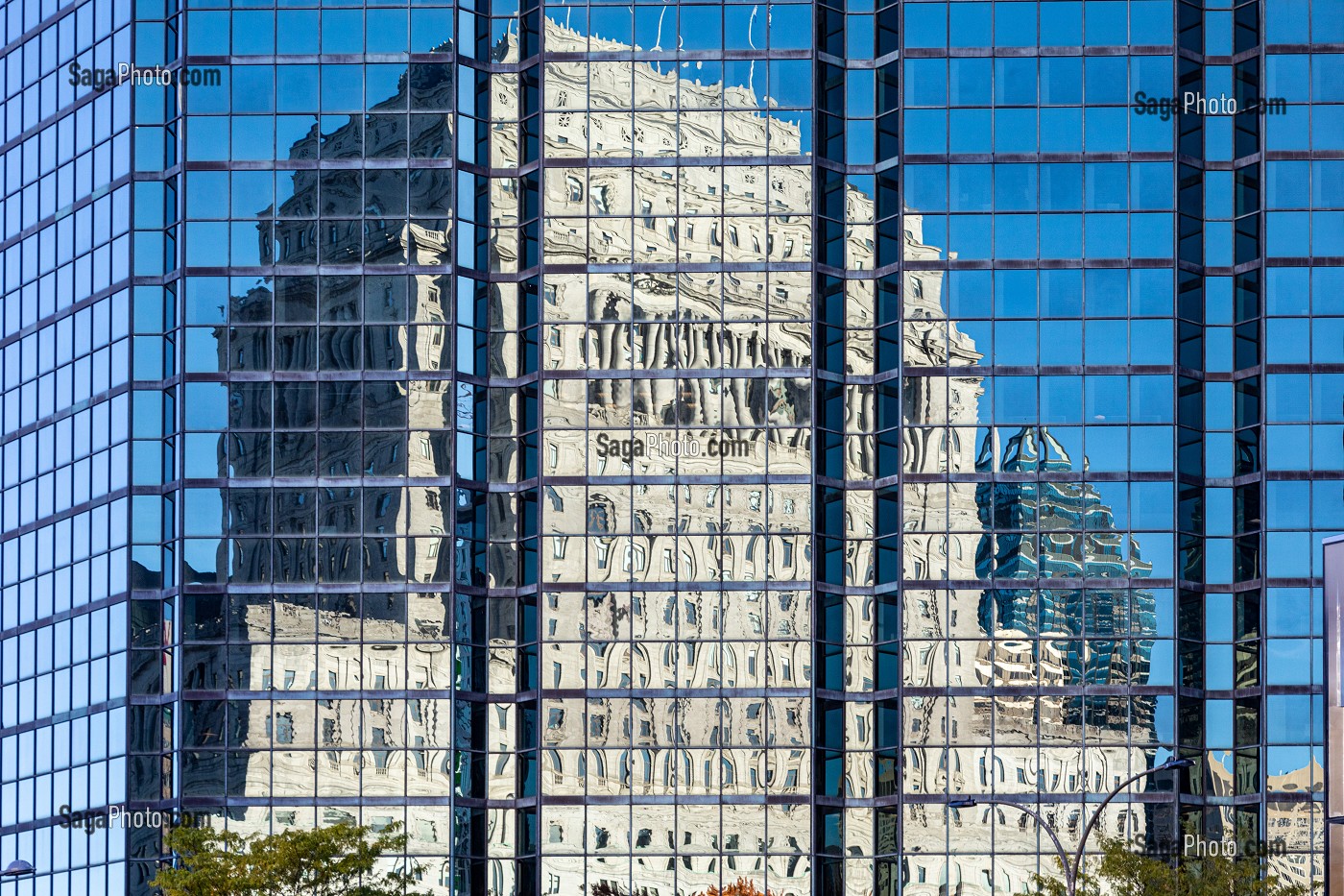 REFLET DE L'EDIFICE SUN LIFE SUR UN IMMEUBLE DU QUARTIER DES AFFAIRES, PLACE DU CANADA, MONTREAL, QUEBEC, CANADA 