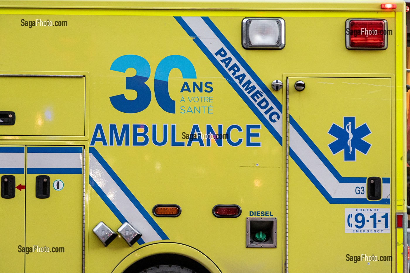 AMBULANCE JAUNE PARAMEDIC D'URGENCE SANTE, NUMERO 911 OU 9.1.1., MONTREAL, QUEBEC, CANADA 