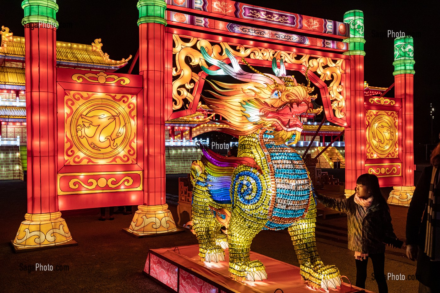 ENFANT ET DRAGON, FEUX FOLLETS, LUMIERE SUR LA CHINE, PARC JEAN DRAPEAU, ILE SAINTE-HELENE, MONTREAL, QUEBEC, CANADA 