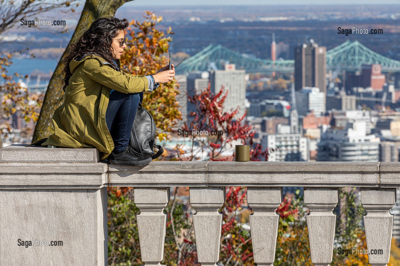 TOURISTES EN BALADE AU BELVEDERE KONDIARONK ET COULEURS D'AUTOMNE, OBSERVATOIRE DU MONT-ROYAL AVEC VUE SUR DE QUARTIER DES AFFAIRES, VILLE DE MONTREAL, QUEBEC, CANADA 