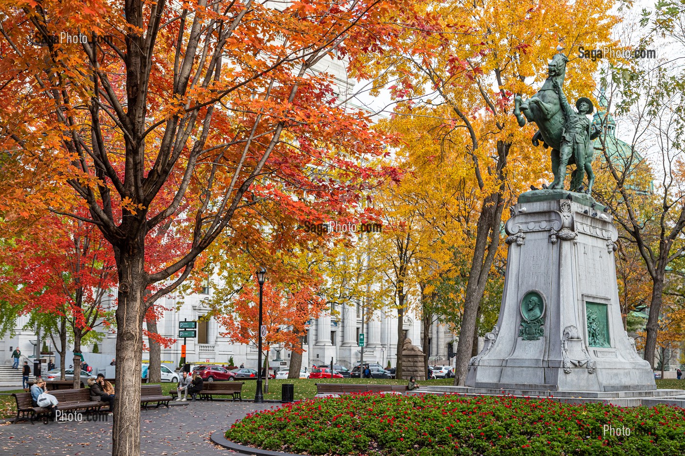 STATUE EQUESTRE, PARC AUX COULEURS D'AUTOMNE DU SQUARE DORCHESTER, PLACE DU CANADA, MONTREAL, QUEBEC, CANADA 