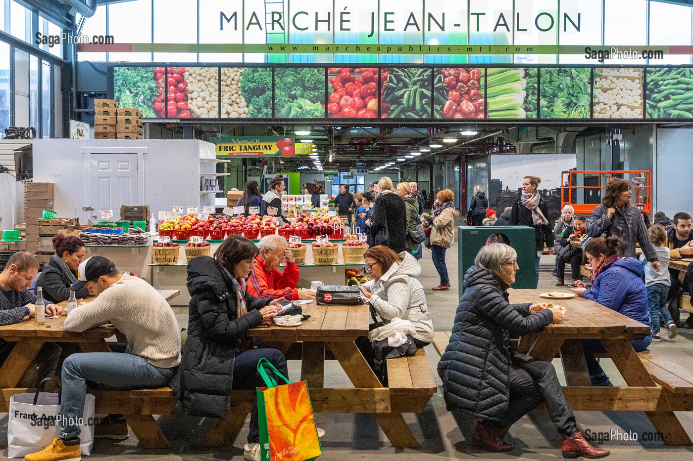 AMBIANCE DANS LE GRAND MARCHE FERMIER JEAN TALON, AVENUE HENRI JULIEN, MONTREAL, QUEBEC, CANADA 