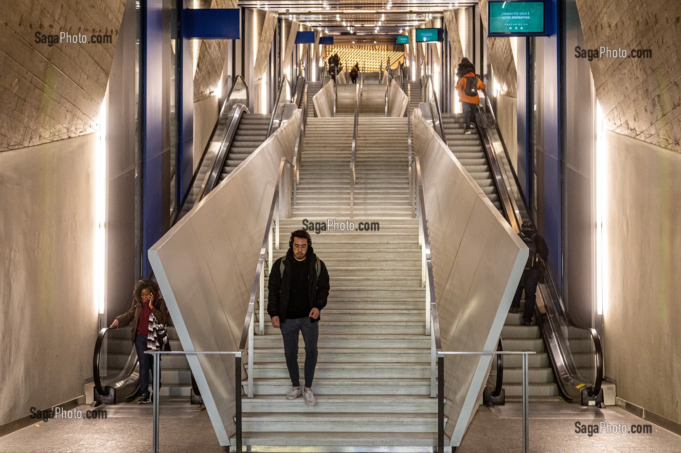 ESCALIER MECANIQUE, ESCALATOR DE LA STATION DE METRO UNIVERSITE DE MONTREAL, MONTREAL, QUEBEC, CANADA 