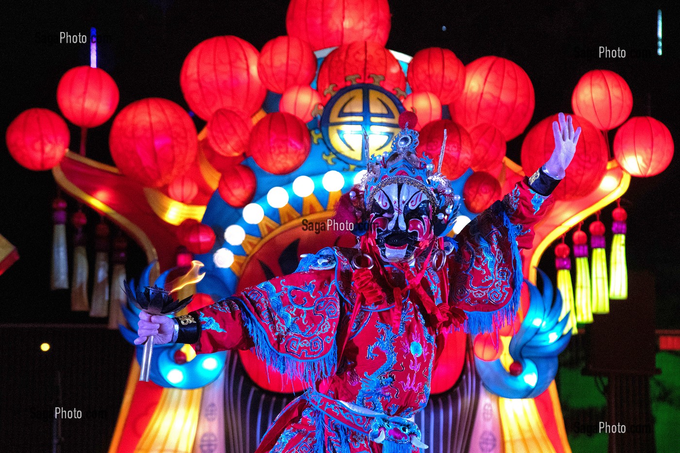 DANSEUR CHINOIS EN COSTUME TRADITIONNEL, FEUX FOLLETS, LUMIERE SUR LA CHINE, PARC JEAN DRAPEAU, ILE SAINTE-HELENE, MONTREAL, QUEBEC, CANADA 