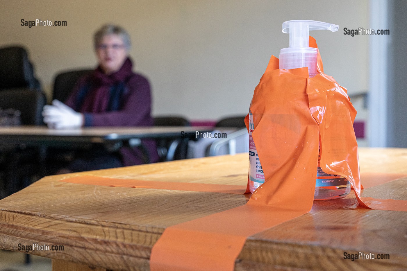 GEL DESINFECTANT POUR L'ELECTION MUNICIPALE DU PREMIER TOUR RESPECTANT LES CONSIGNES SANITAIRES FACE A LA PANDEMIE DU CORONAVIRUS, BUREAU DE VOTE DE RUGLES, NORMANDIE, FRANCE 