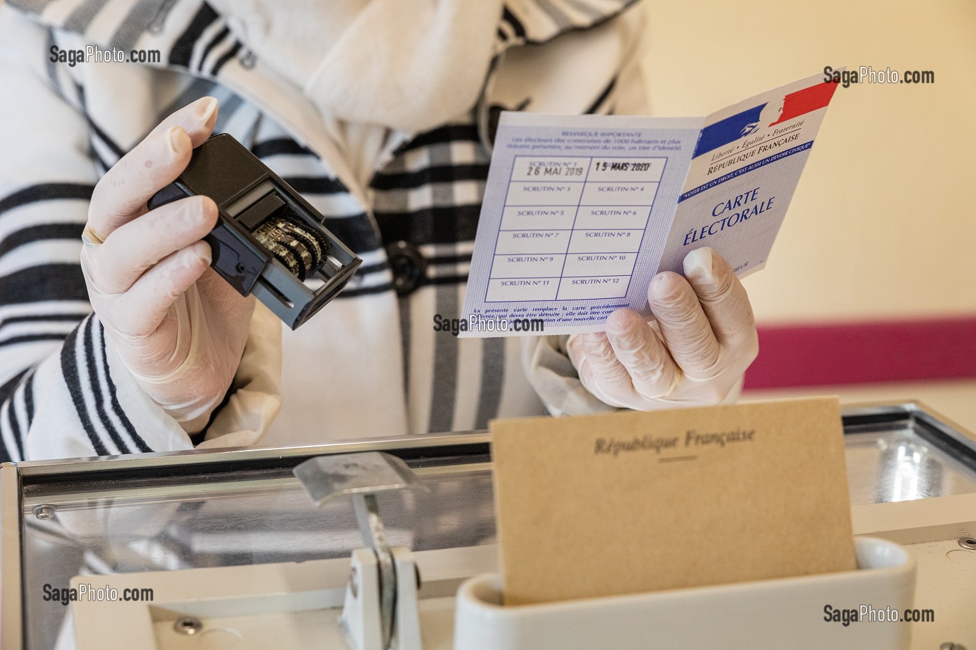 VERIFICATION DE LA CARTE D'ELECTEUR AVANT LE VOTE, ELECTION MUNICIPALE DU PREMIER TOUR RESPECTANT LES CONSIGNES SANITAIRES FACE A LA PANDEMIE DU CORONAVIRUS, BUREAU DE VOTE DE RUGLES, NORMANDIE, FRANCE 