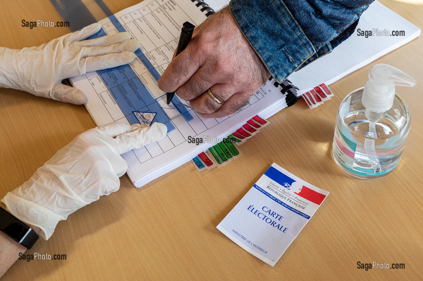 EMARGEMENT DE LA LISTE DES VOTANTS, ELECTION MUNICIPALE DU PREMIER TOUR RESPECTANT LES CONSIGNES SANITAIRES FACE A LA PANDEMIE DU CORONAVIRUS, BUREAU DE VOTE DE RUGLES, NORMANDIE, FRANCE 