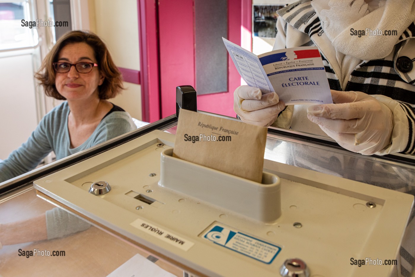 VERIFICATION DE LA CARTE D'ELECTEUR AVANT LE VOTE, ELECTION MUNICIPALE DU PREMIER TOUR RESPECTANT LES CONSIGNES SANITAIRES FACE A LA PANDEMIE DU CORONAVIRUS, BUREAU DE VOTE DE RUGLES, NORMANDIE, FRANCE 