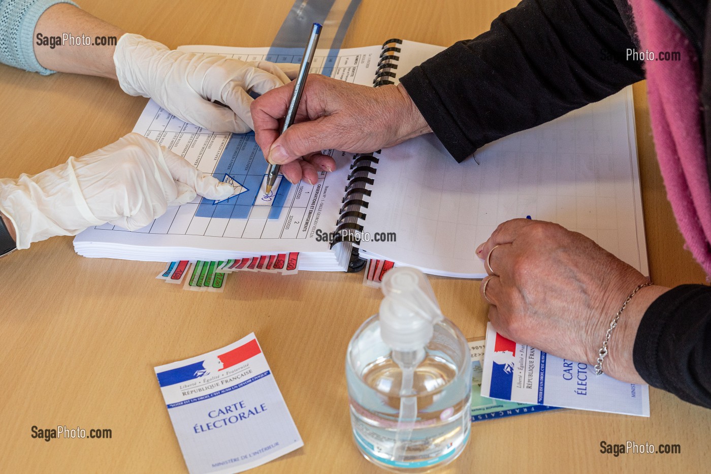 EMARGEMENT DE LA LISTE DES VOTANTS, ELECTION MUNICIPALE DU PREMIER TOUR RESPECTANT LES CONSIGNES SANITAIRES FACE A LA PANDEMIE DU CORONAVIRUS, BUREAU DE VOTE DE RUGLES, NORMANDIE, FRANCE 