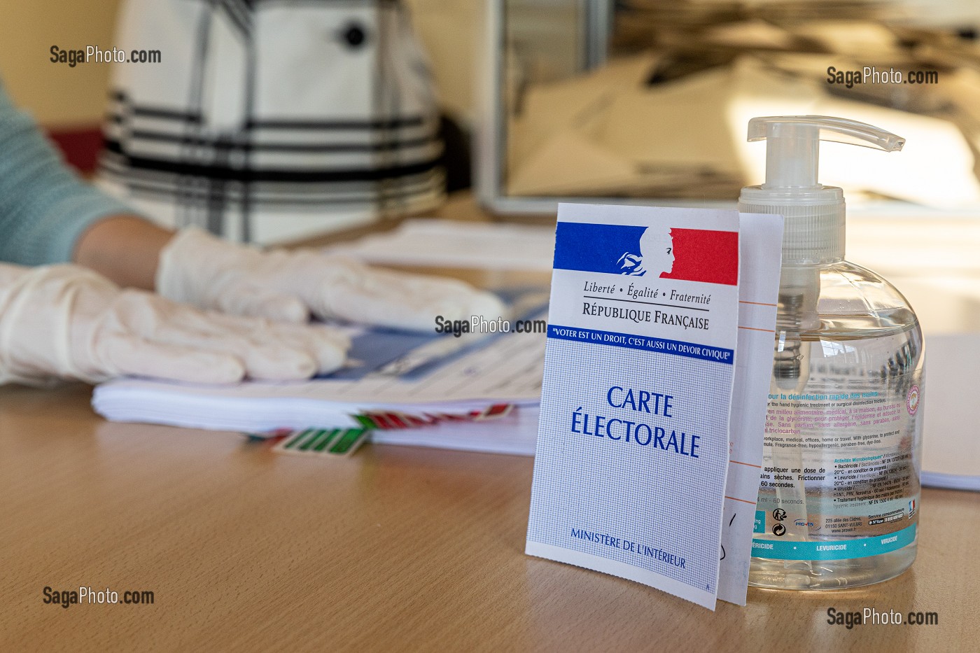 EMARGEMENT DE LA LISTE DES VOTANTS, ELECTION MUNICIPALE DU PREMIER TOUR RESPECTANT LES CONSIGNES SANITAIRES FACE A LA PANDEMIE DU CORONAVIRUS, BUREAU DE VOTE DE RUGLES, NORMANDIE, FRANCE 