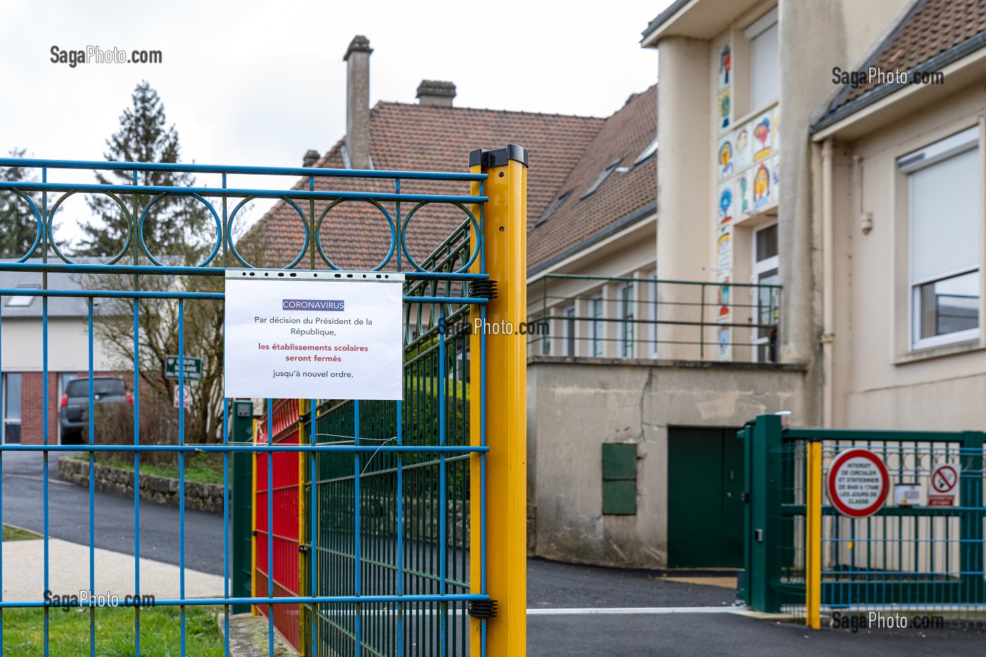 FERMETURE DE L'ECOLE PRIMAIRE SUITE AUX MESURES SANITAIRES PRISES PAR LE GOUVERNEMENT POUR L'EPIDEMIE DE CORONAVIRUS (CODID-19), RUGLES, EURE, NORMANDIE. FRANCE 