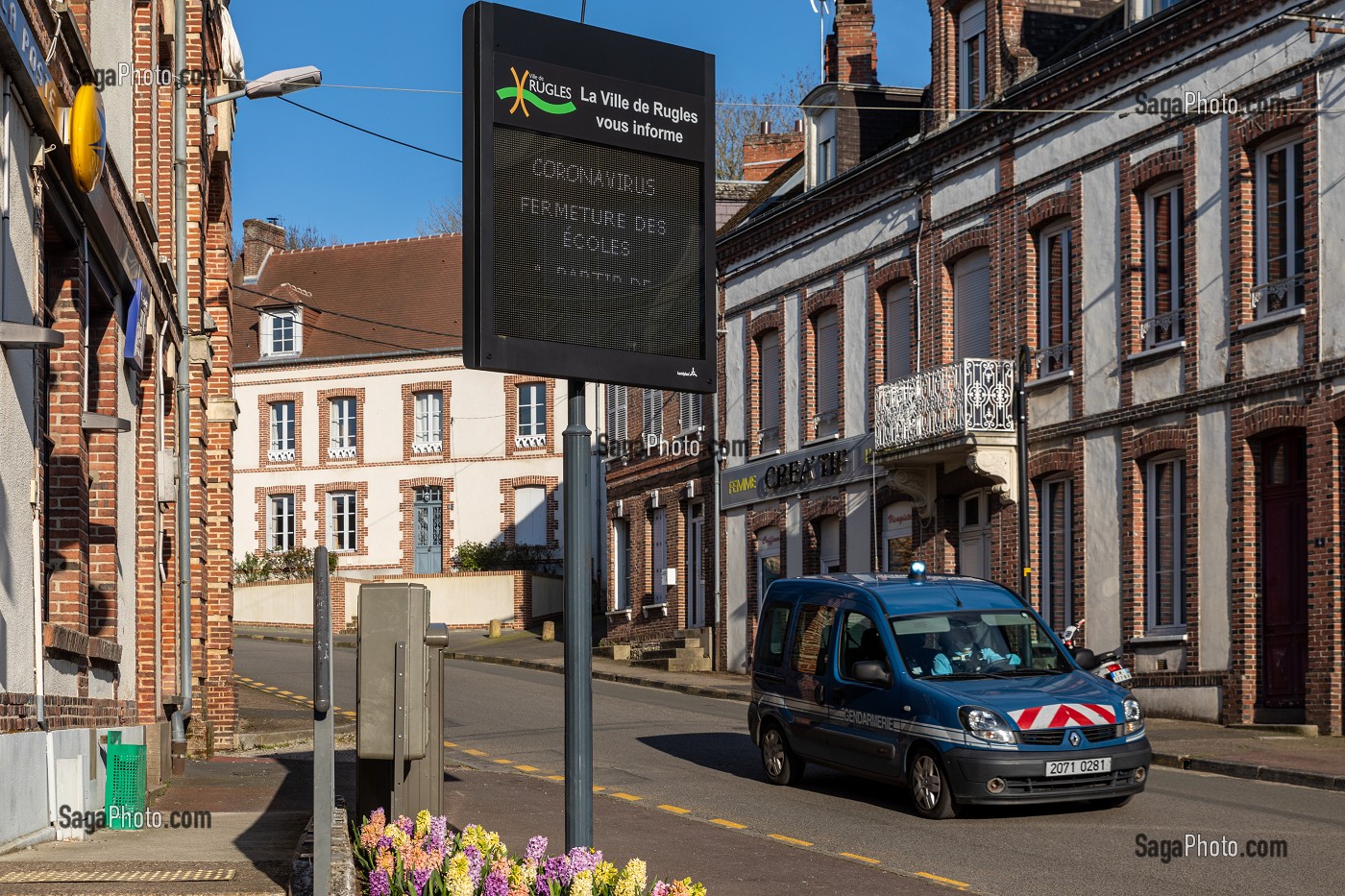 PATROUILLE DE GENDARMERIE DANS LES RUES COMMERCANTES VIDES DU VILLAGE DE RUGLES SUITE AU CONFINEMENT IMPOSE PAR LE GOUVERNEMENT, 