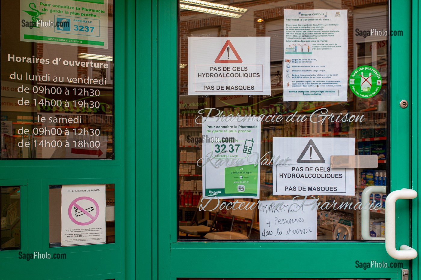 AFFICHE SUR LA PORTE D'ENTREE POUR RUPTURE DE MASQUES ET DE GELS HYDRO ALCOOLIQUES, DEVANTURE DE LA PHARMACIE, RUGLES, EURE, NORMANDIE, FRANCE 