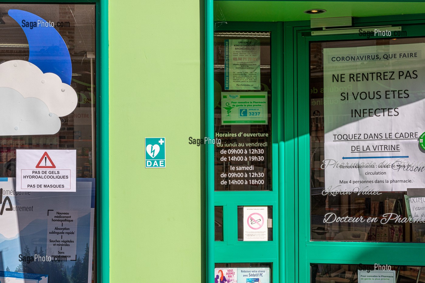ENTREE DE LA PHARMACIE, MESURE DE PREVENTION SUITE A L'EPIDEMIE DE CORONAVIRUS, RUGLES, NORMANDIE, FRANCE 