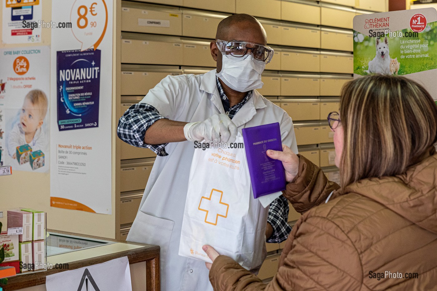 MASQUE ET LUNETTES DE PROTECTION POUR LE SALARIE DE LA PHARMACIE, MESURES SANITAIRES DE PREVENTION SUITE A L'EPIDEMIE DE CORONAVIRUS, RUGLES, NORMANDIE, FRANCE 