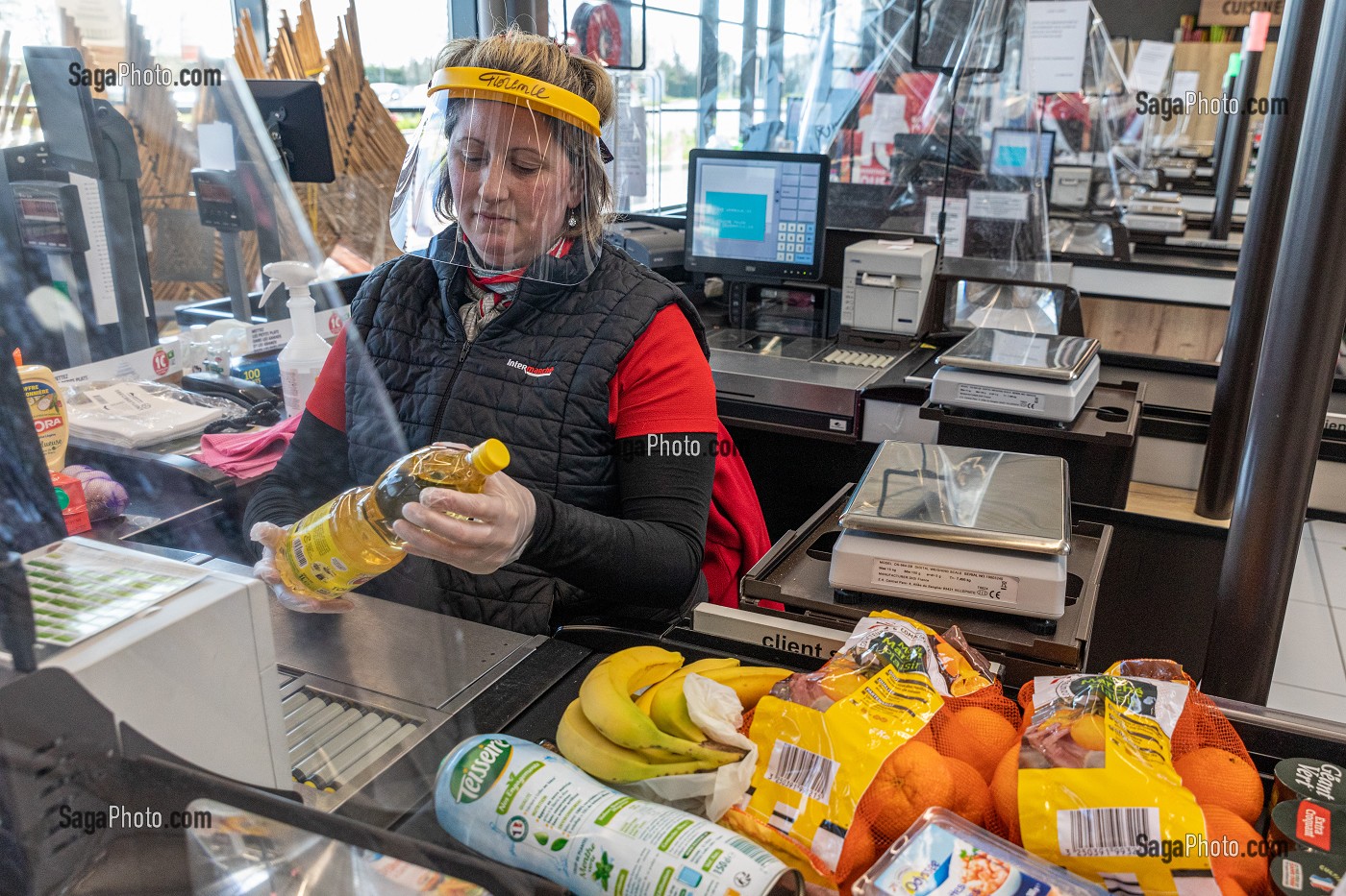 CAISSIERE AU SUPERMACHE DE L'INTERMARCHE AVEC SON MASQUE DE PROTECTION ET SES GANTS, MESURES SANITAIRES DE PREVENTION SUITE A L'EPIDEMIE DE CORONAVIRUS, RUGLES, NORMANDIE, FRANCE 