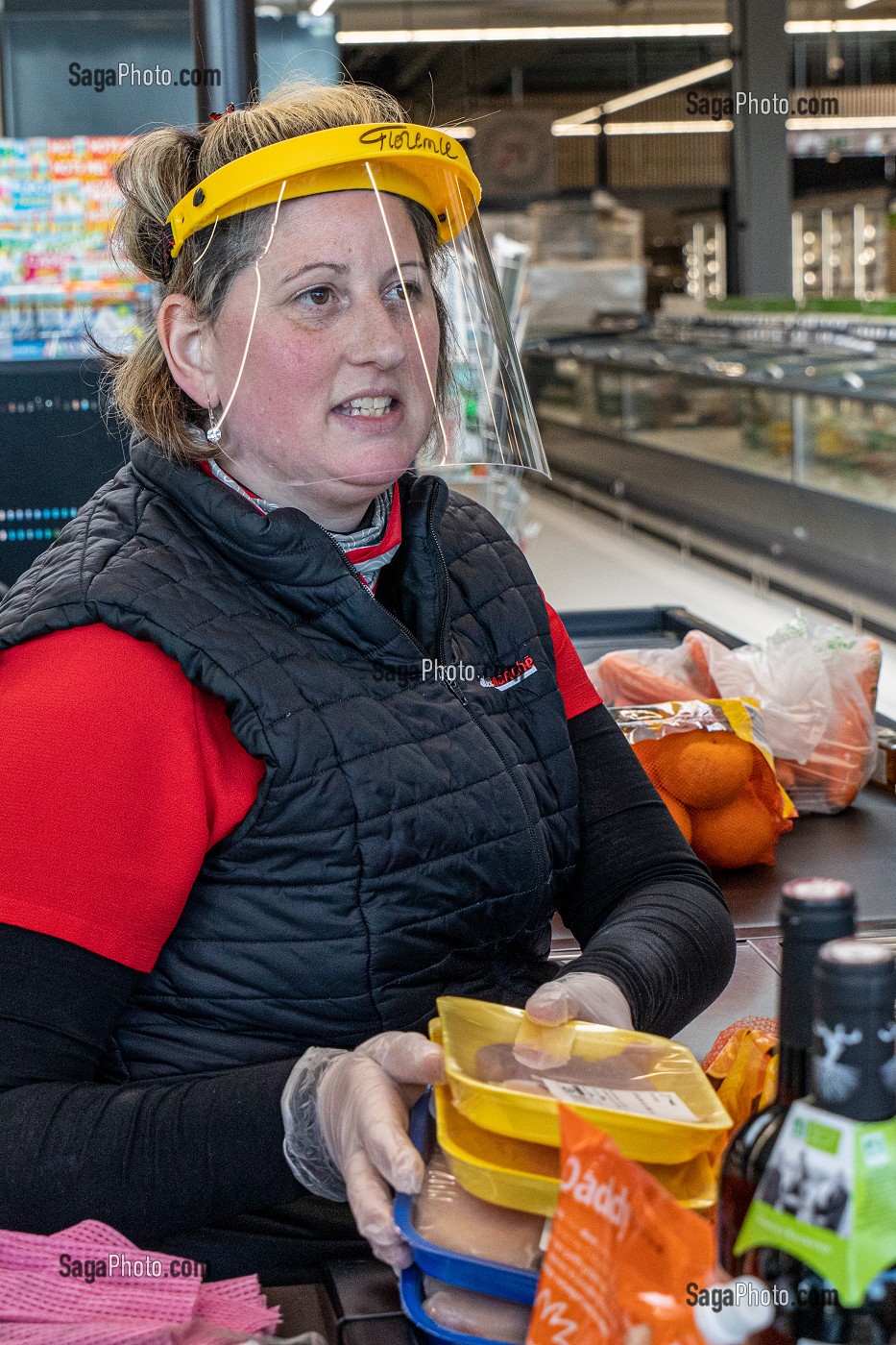 CAISSIERE AU SUPERMACHE DE L'INTERMARCHE AVEC SON MASQUE DE PROTECTION ET SES GANTS, MESURES SANITAIRES DE PREVENTION SUITE A L'EPIDEMIE DE CORONAVIRUS, RUGLES, NORMANDIE, FRANCE 