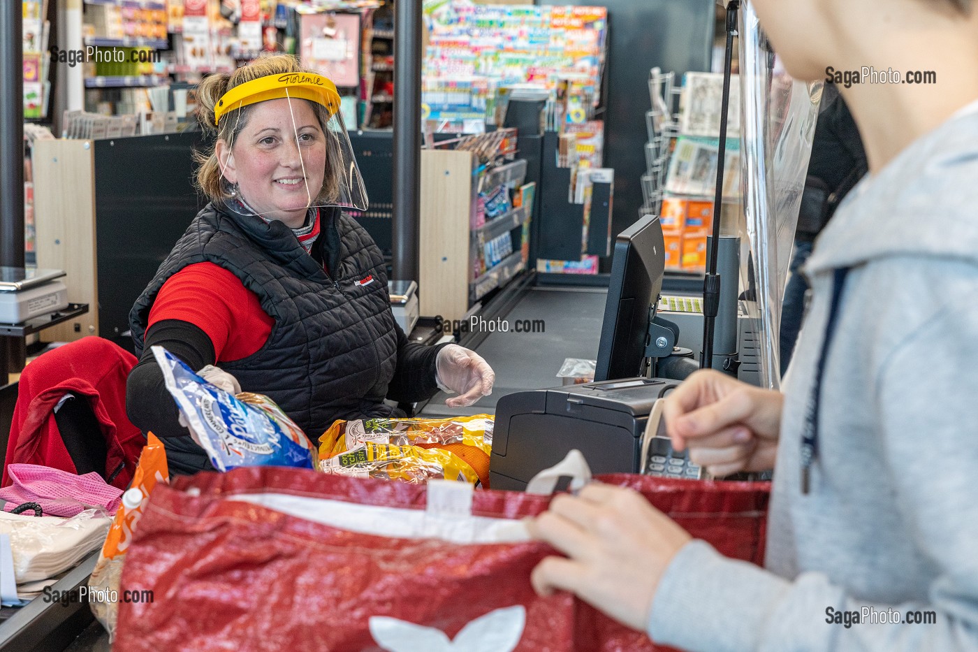 CAISSIERE AU SUPERMACHE DE L'INTERMARCHE AVEC SON MASQUE DE PROTECTION ET SES GANTS, MESURES SANITAIRES DE PREVENTION SUITE A L'EPIDEMIE DE CORONAVIRUS, RUGLES, NORMANDIE, FRANCE 