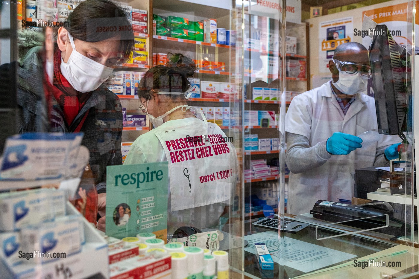 PRESERVEZ-NOUS, RESTEZ CHEZ VOUS, EMPLOYE DE LA PHARMACIE DERRIERE DES VITRES DE PROTECTION EN PLEXIGLASS, MESURES SANITAIRES DE PREVENTION SUITE A L'EPIDEMIE DE CORONAVIRUS, RUGLES, NORMANDIE, FRANCE 