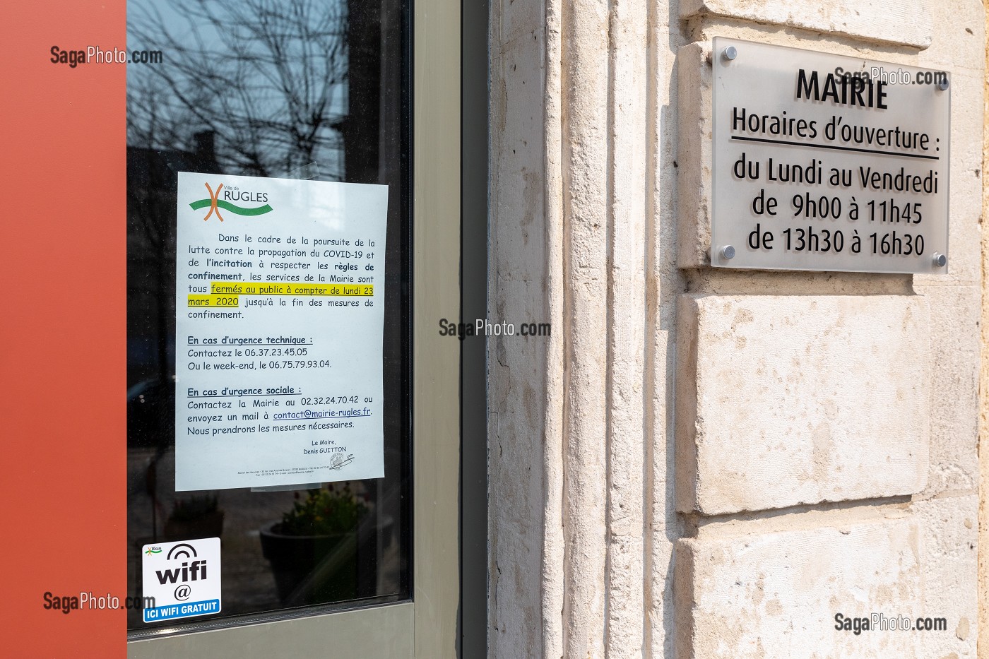 FERMETURE DE LA MAIRIE SUITE AU CONFINEMENT, MESURES SANITAIRES DE PREVENTION SUITE A L'EPIDEMIE DE CORONAVIRUS, RUGLES, NORMANDIE, FRANCE 