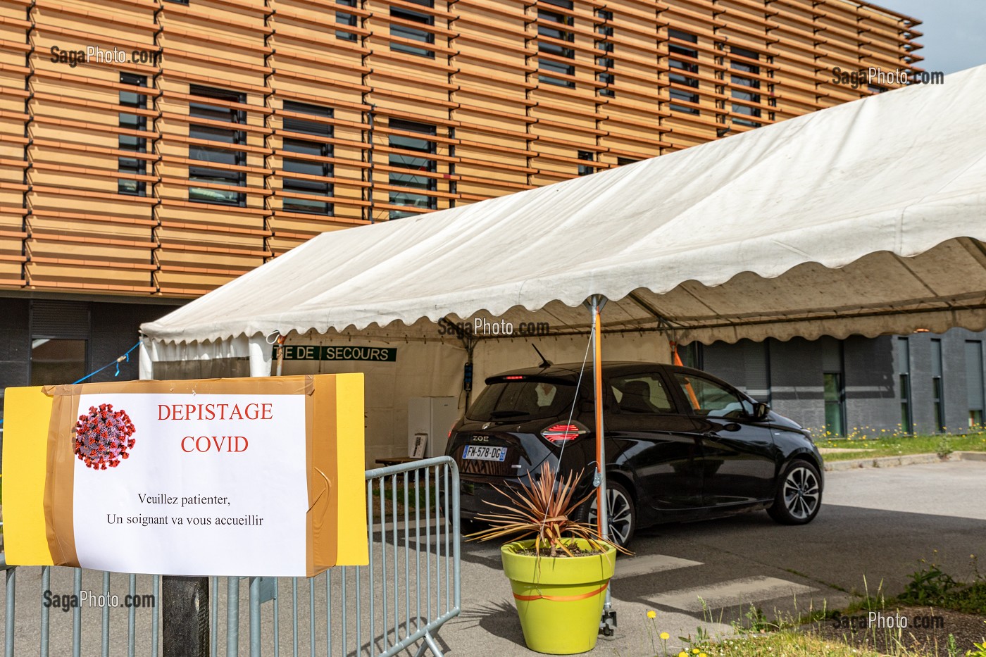 DRIVE DE DEPISTAGE COVID-19, CENTRE HOSPITALIER DE VERNEUIL-SUR-AVRE, VERNEUIL-SUR-AVRE, EURE, NORMANDIE, FRANCE, EUROPE 